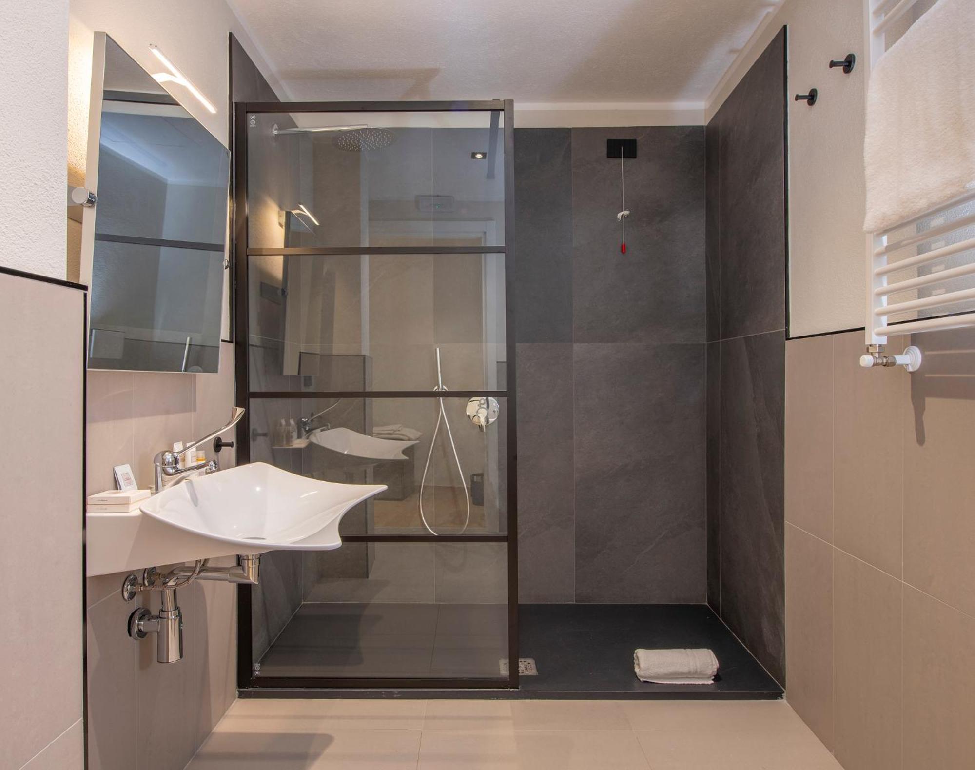 Mem Lodge And Suite Пула Экстерьер фото